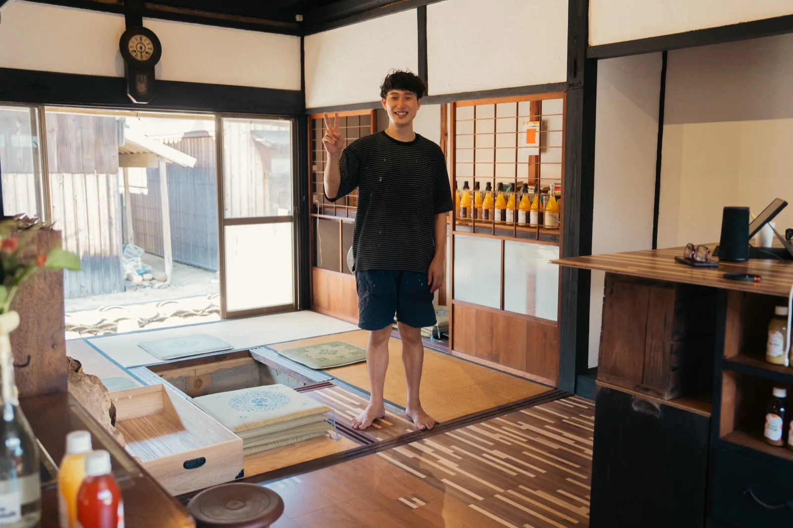 再生された古民家の中で笑顔を見せる中島の住人