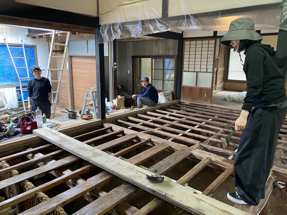 古民家の床を剥がしている解体作業の様子
