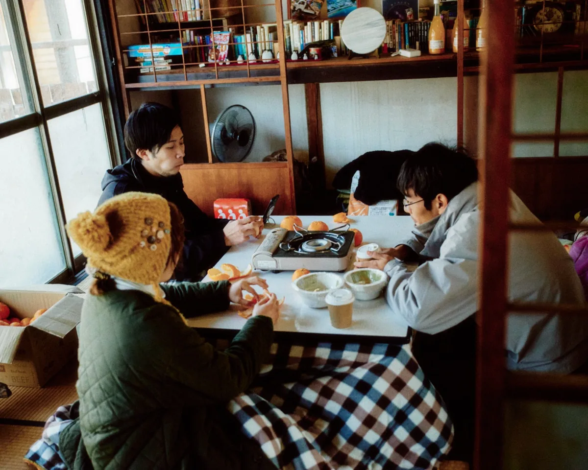 古民家の中で見学する人々の様子