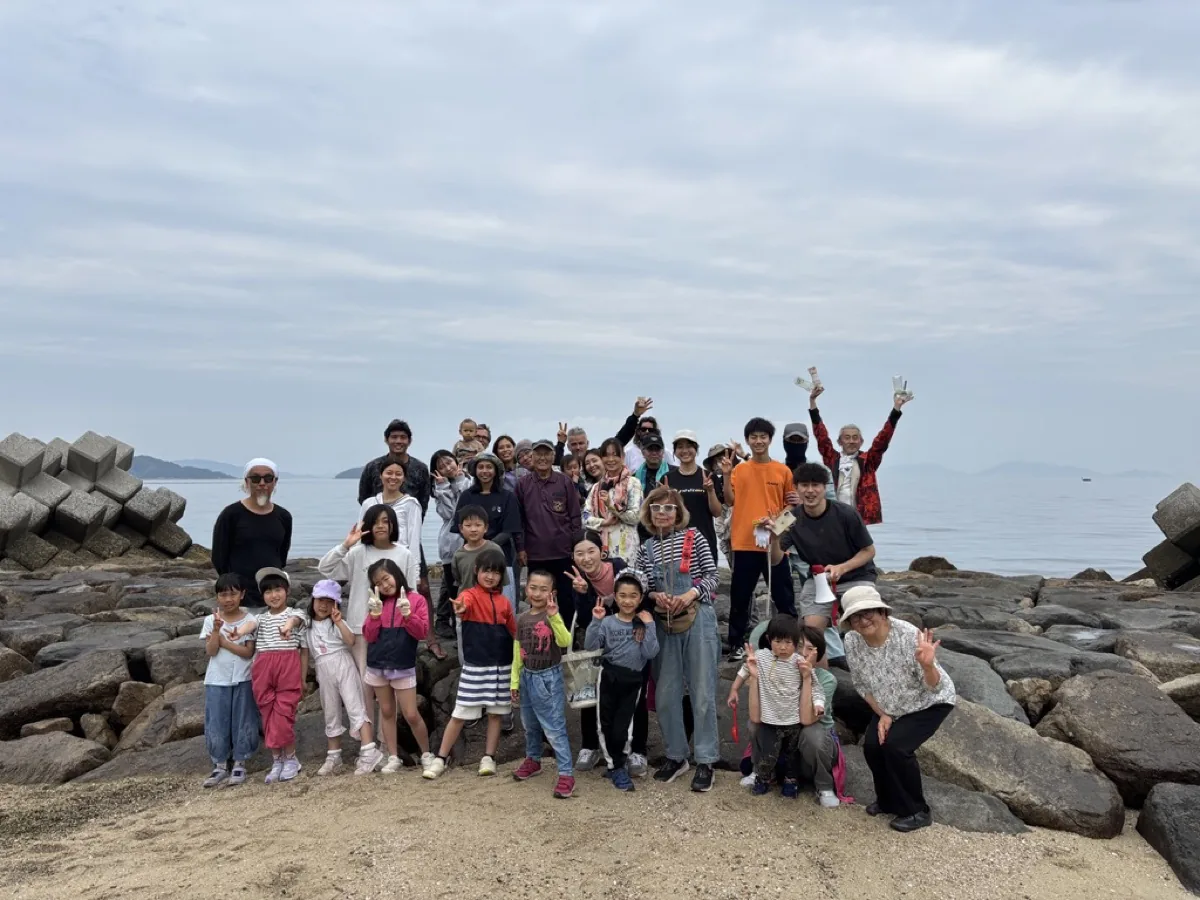 中島の海岸で清掃活動に参加する集合写真