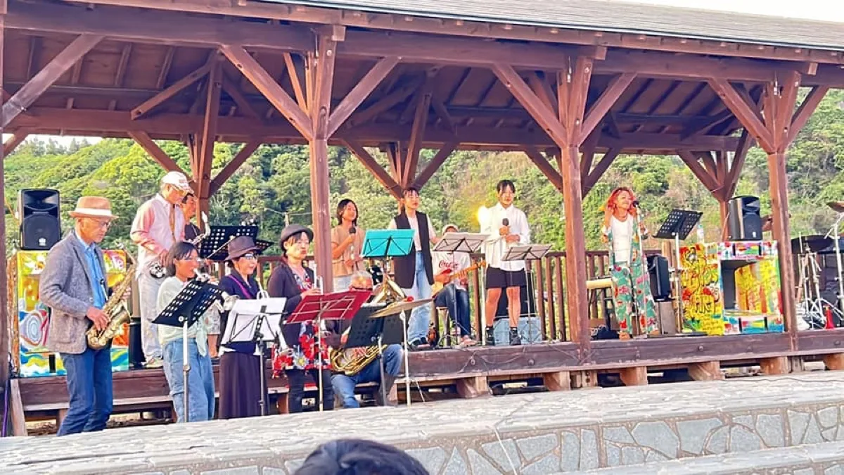 島の音楽祭で演奏する出演者と観客