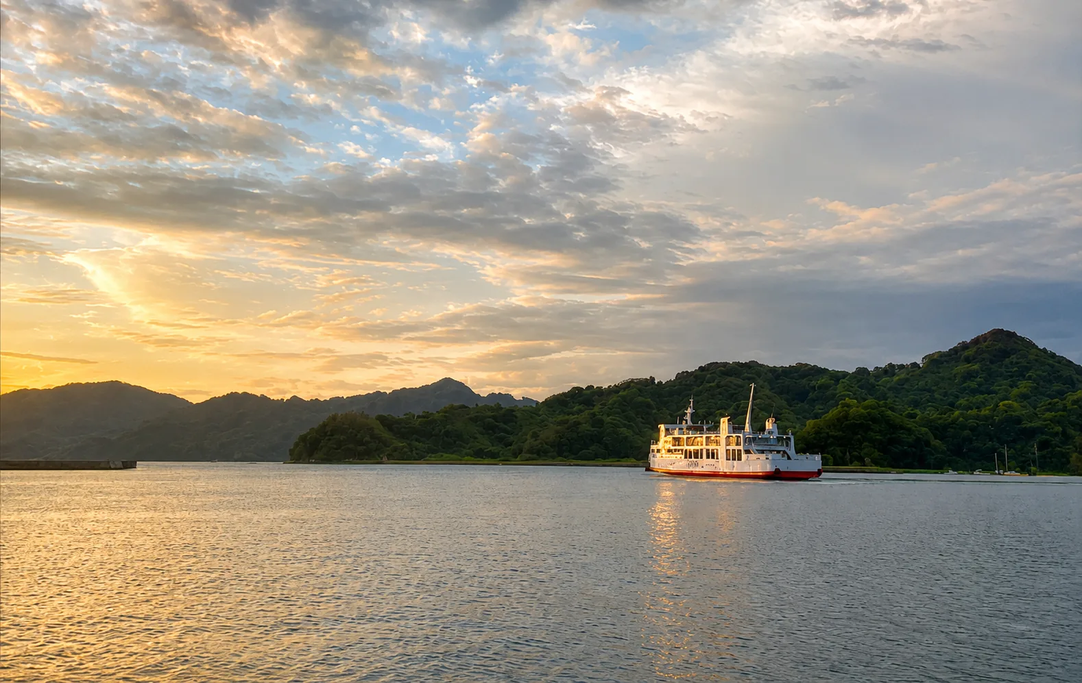 夕暮れの瀬戸内海と中島へ向かうフェリー